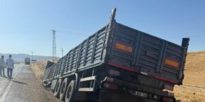 Siirt’te tır kasası yol kenarına savruldu