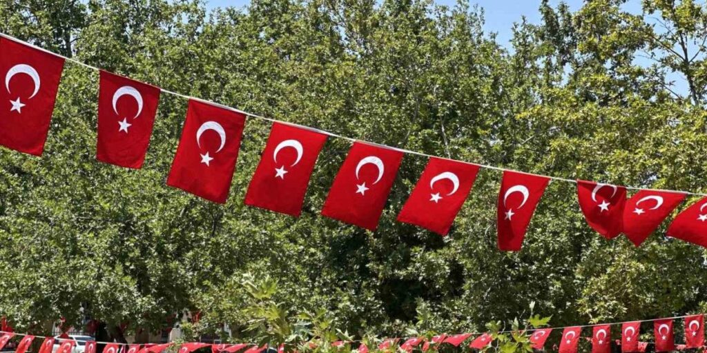 Siverek ay yıldızlı bayraklarla donatıldı
