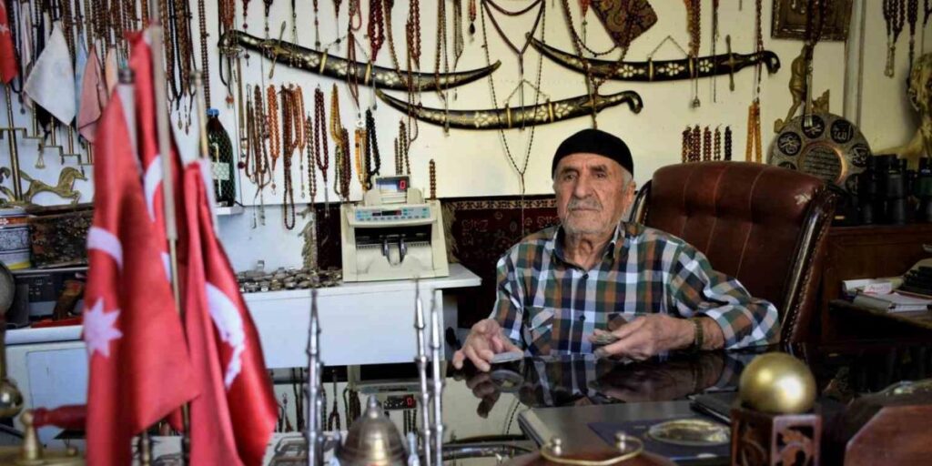 Tarihin içerisinden gelen ‘Eskici Yaşar’ın antikaları gibi hayatı da dikkat çekiyor