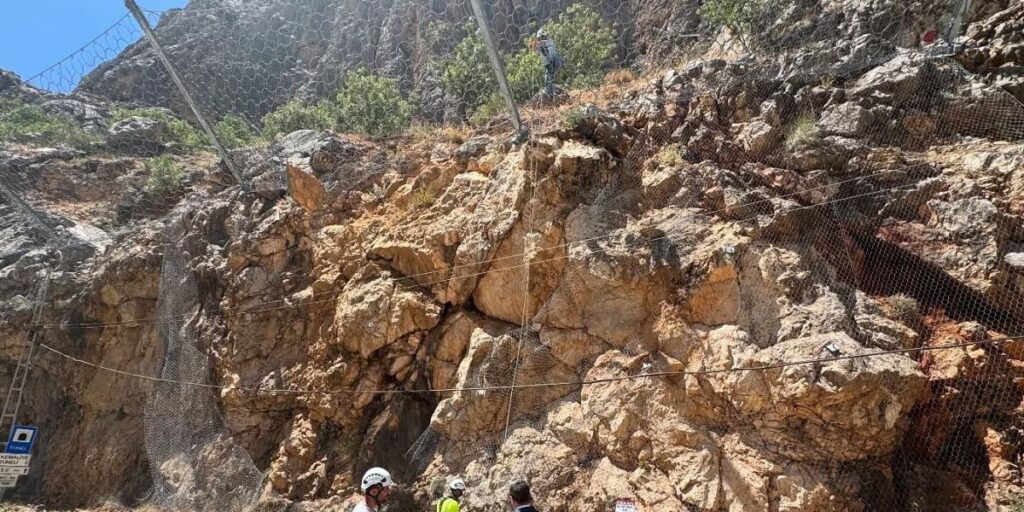 Taşyolu, kaya düşmesi nedeniyle kısa süreli ulaşıma kapandı