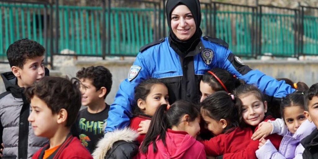 Trabzonlu kadın polis Hakkari’ye veda etti