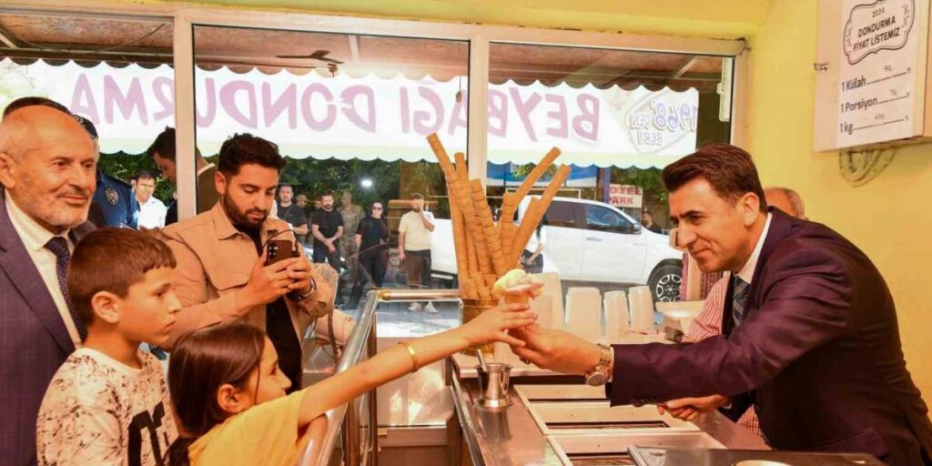 Vali tezgahın başına geçti, çocuklara dondurma doldurup ikram etti