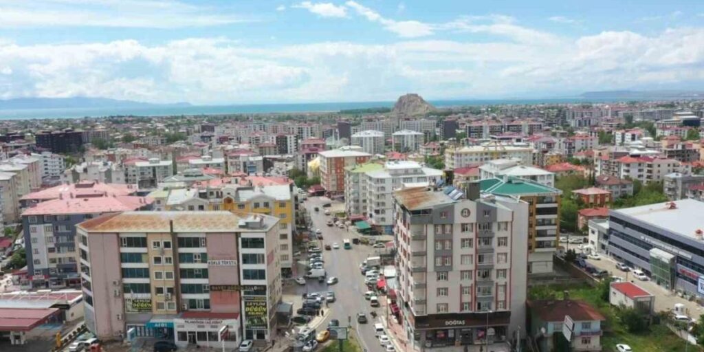 Van Büyükşehir Belediyesi Terzioğlu Caddesi’ni yeniliyor