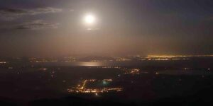 Van Gölü’ne yansıyan dolunay Süphan Dağı’nda hayranlıkla izlendi