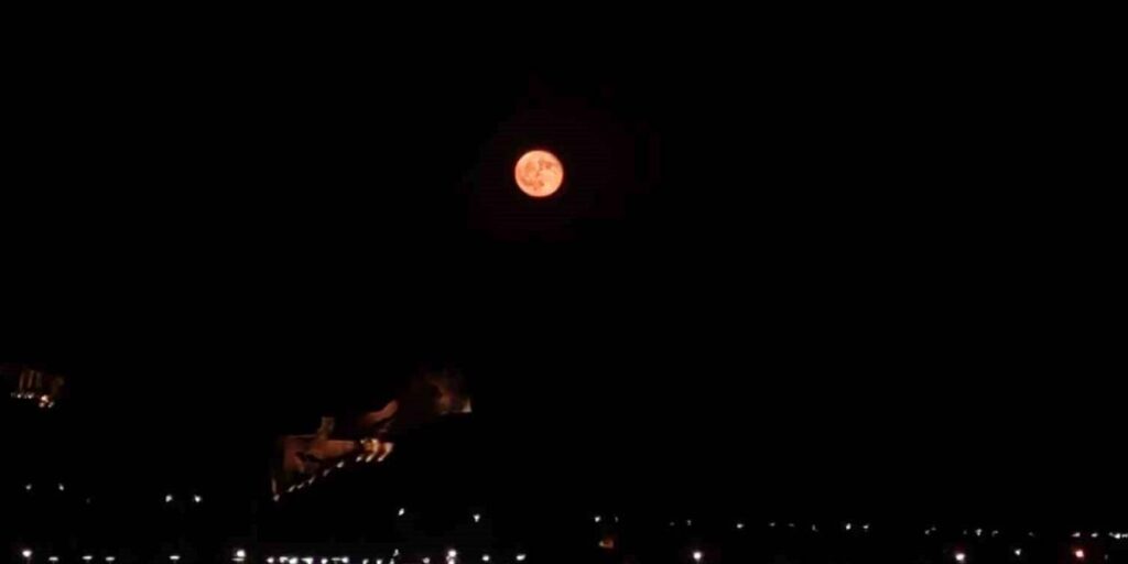 Van Kalesi dolunayda manzarası ile hayran bıraktı