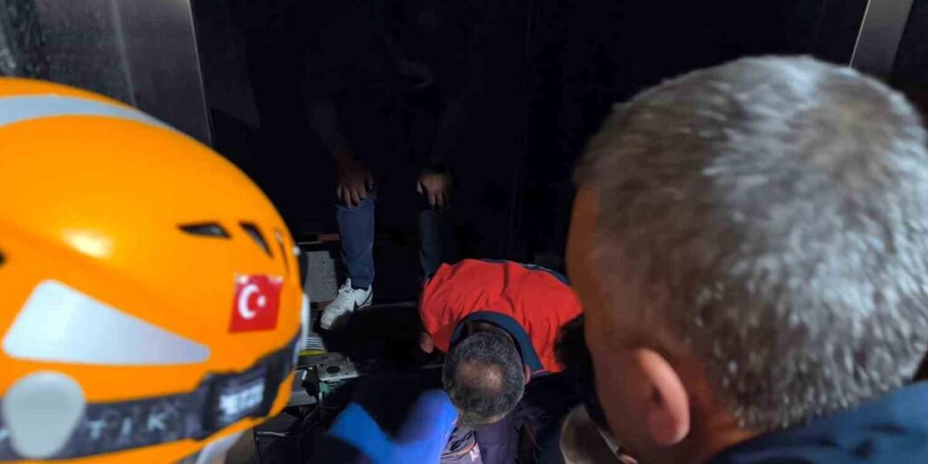 Van’da asansörde mahsur kalan vatandaşlar AFAD tarafından kurtarıldı