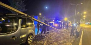 Van’da kamyonet, aydınlatma direğine çarptı: 3 yaralı