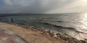 Van’da şiddetli rüzgar: Dalgalar Van Gölü sahilini dövdü