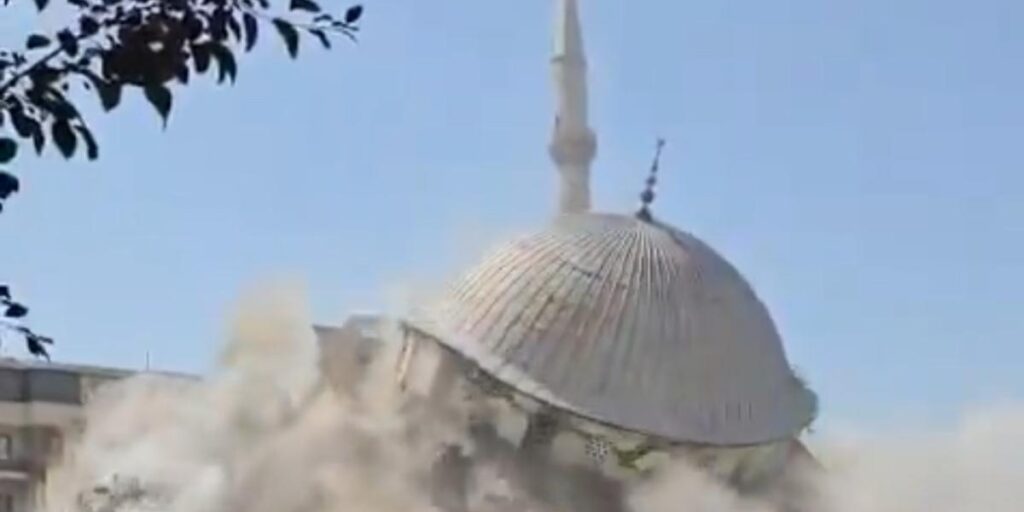 Van’da yarım asırlık camide kontrollü olarak yıkıldı