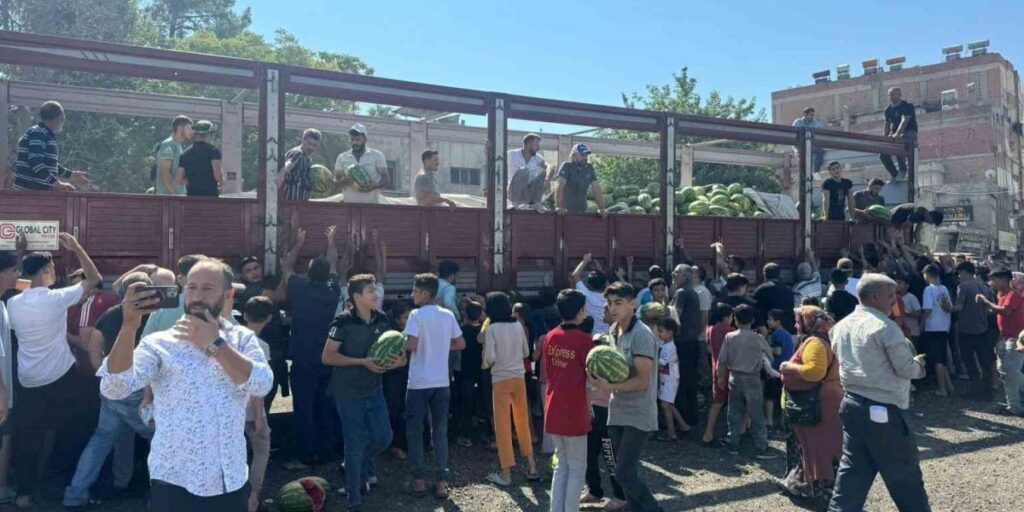 Vatandaşa 27 ton karpuz dağıttı