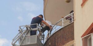 Yangın merdiveni alev aldı; 5 kişi hastaneye kaldırıldı