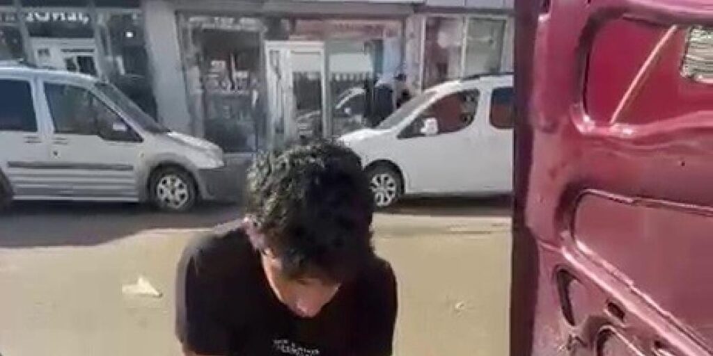 Yavru kedi otomobilin motor bölümünde sıkıştı