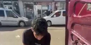 Yavru kedi otomobilin motor bölümünde sıkıştı