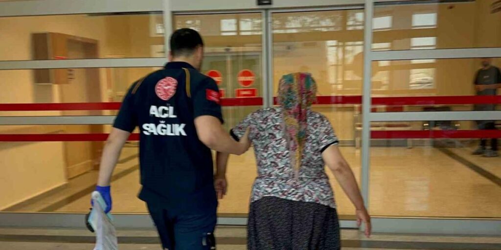 Yılanın ısırdığı kadın hastaneye kaldırıldı