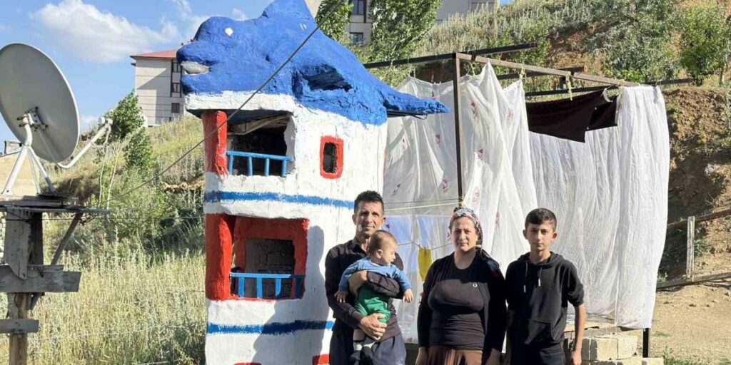 Yüksekova’da görenleri şaşırtan gemi ve yunus figürlü ev maketi