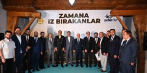 Zamana iz bırakanlara teşekkür ve plaket