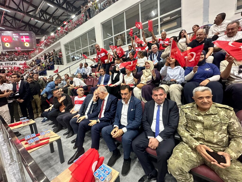 Veli Ağbaba’dan Filenin Efeleri’ne Tebrik Mesajı