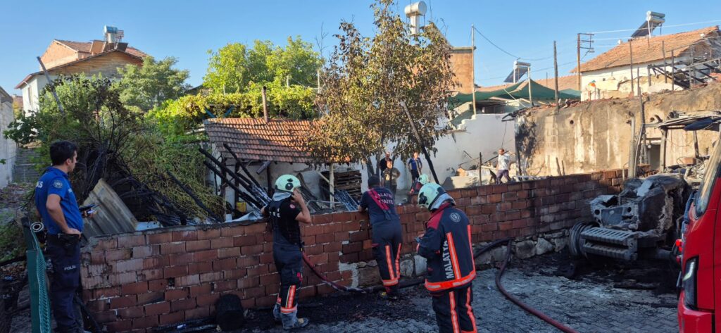 Battalgazi’de ev ve traktör alevlere teslim oldu