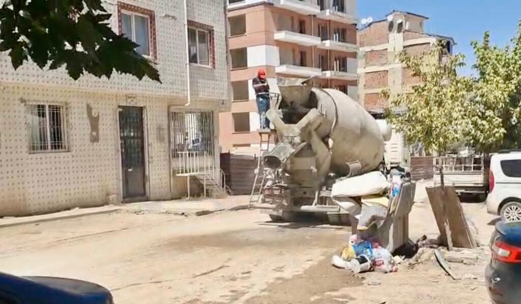 Beton mikseri yol ortasına beton döktü, sürücüye tepki yağdı