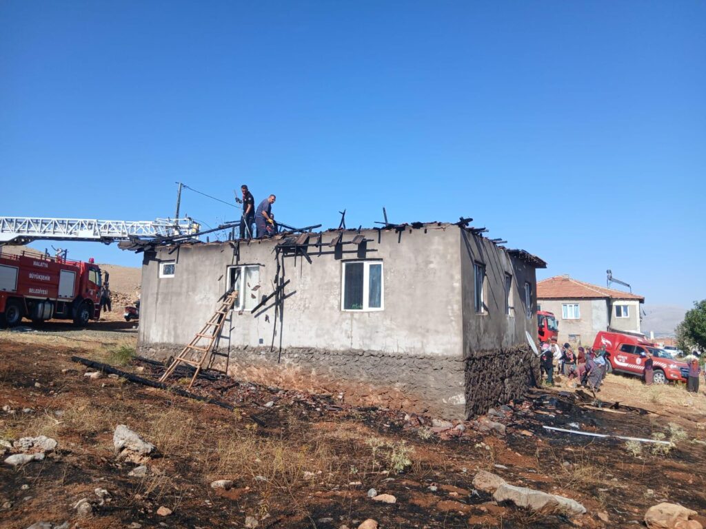 Doğanşehir’de çatı yangını