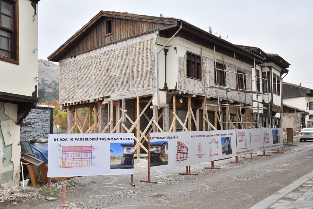 Başkan Geçit, “Kadim Çırmıhtı, köy evleri ve restorasyon projeleriyle ayağa kalkıyor”