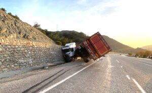 Doğanşehir Erkenek’te Tır Devrildi: 1 Yaralı