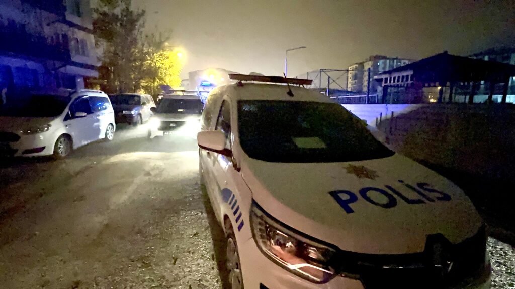 Polisten Kaçan Ehliyetsiz Sürücü Duvara Çarparak Yaralandı