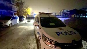 Polisten Kaçan Ehliyetsiz Sürücü Duvara Çarparak Yaralandı