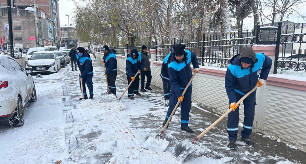 Battalgazi’de Karla Mücadele Aralıksız Sürüyor