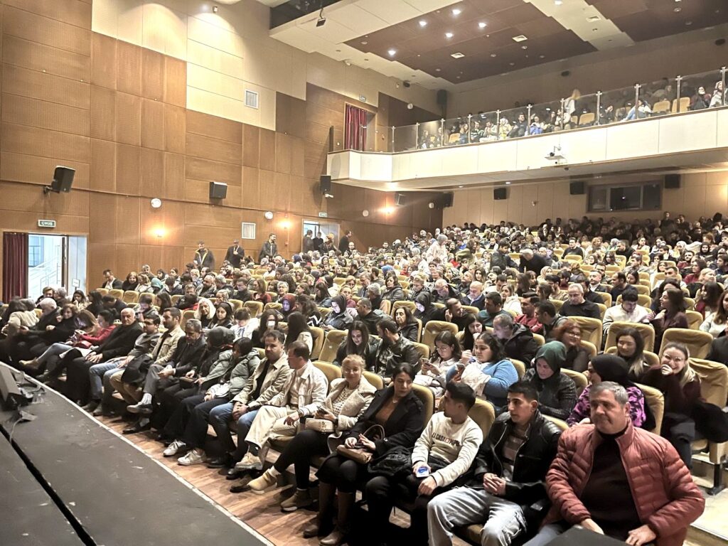 “Bu Da Geçer Ya Hu” Malatya’da Sahnelendi