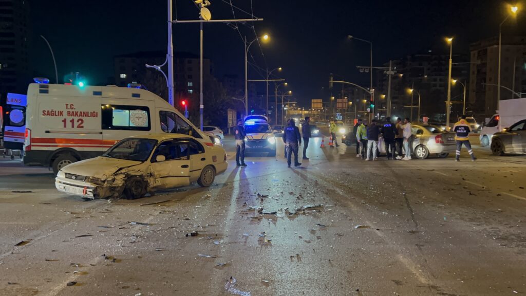 Çöşnük Kavşağı’nda İki Otomobil Çarpıştı: 6 Yaralı
