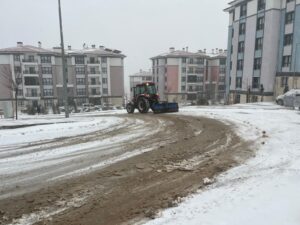 Doğanşehir’de Kar Mesaisi: Başkan Bayram’ın Talimatıyla Ekipler Sahada