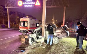 Gece Yarısı Feci Kaza; Trambüs Direğine çarpan otomobilde bir kişi öldü