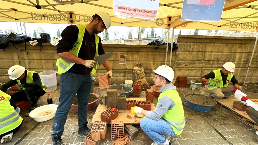 Geleceğin Mühendisleri Duvar Örme Yarışmasında Hünerlerini Sergiledi