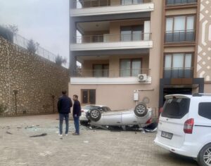 Geri Vites Yerine İleriye Alınca Otomobil Aşağıya Düştü