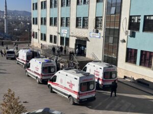 İlkokulda gıda zehirlenmesi şüphesi: 10 öğrenci hastaneye kaldırıldı