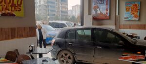 Otomobili ile Dönerci Salonuna Daldı, O Anlar Kameralara Yansıdı