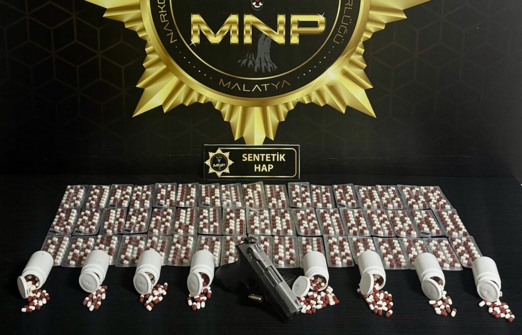 Sokak Satıcılarına Yönelik Operasyonda Sentetik Ecza ve Tabanca Ele Geçirildi