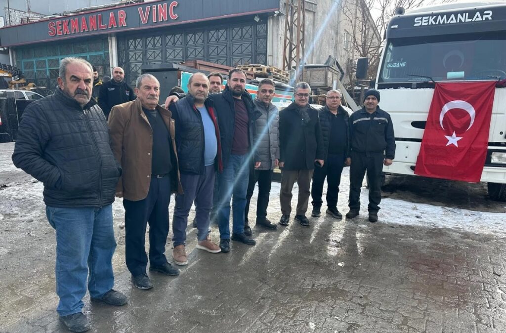 50 Metrelik Vinçle Türk Bayrağı Gökyüzünde Dalgalandı