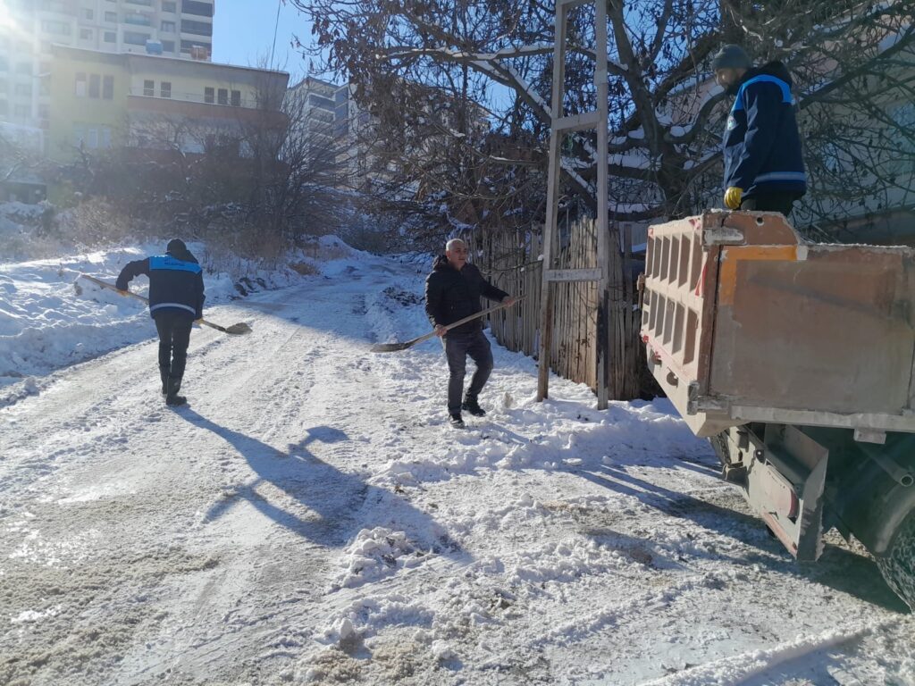 Battalgazi Belediyesi’nden Buzlanmaya Karşı Gece Gündüz Tuzlama Seferberliği