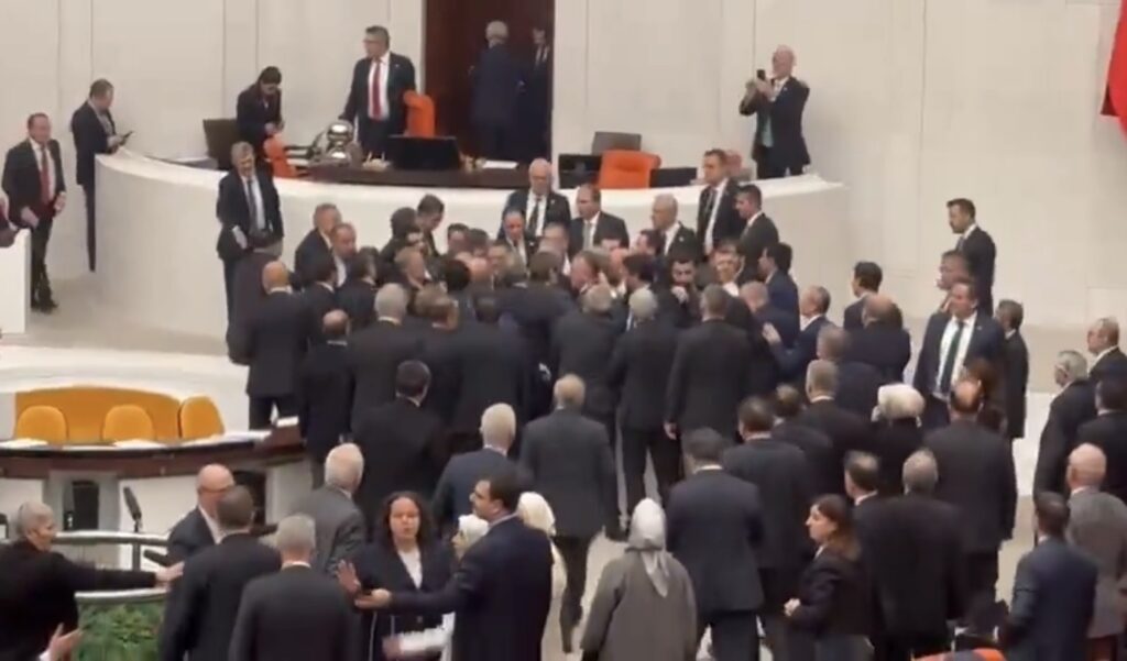 CHP’li Ağbaba’nın Tabutlu Protesto Girişimi Genel Kurulda Gerilime Neden Oldu