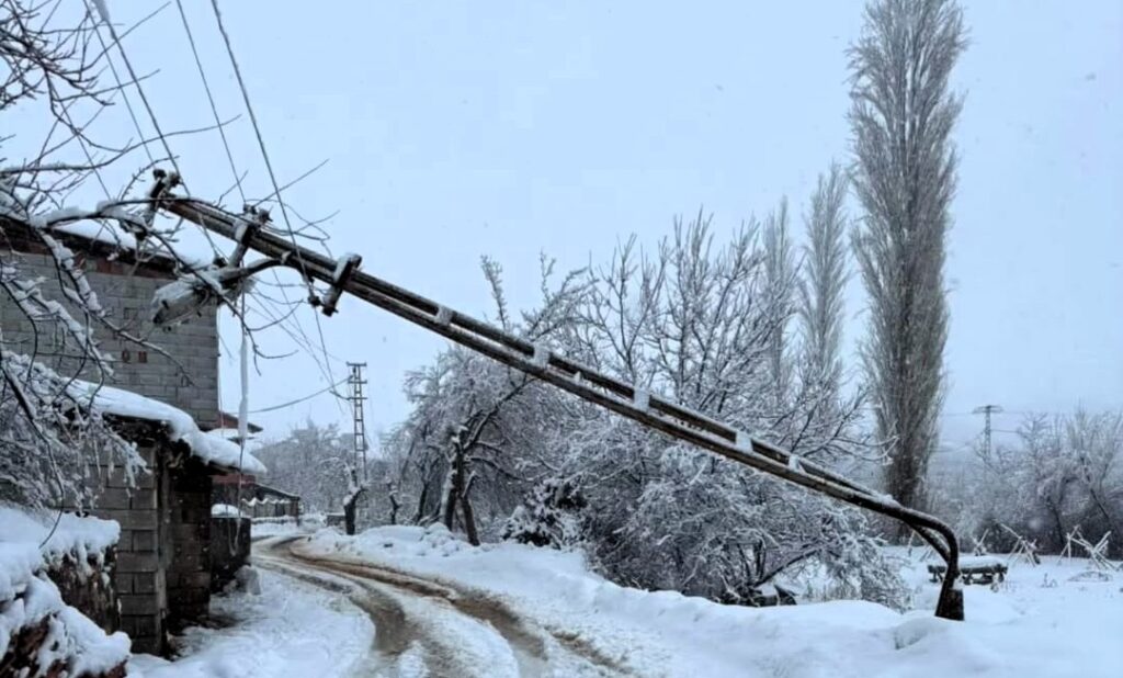 Doğanşehir’de Kar ve Tipi Elektrik Direğini Devirdi