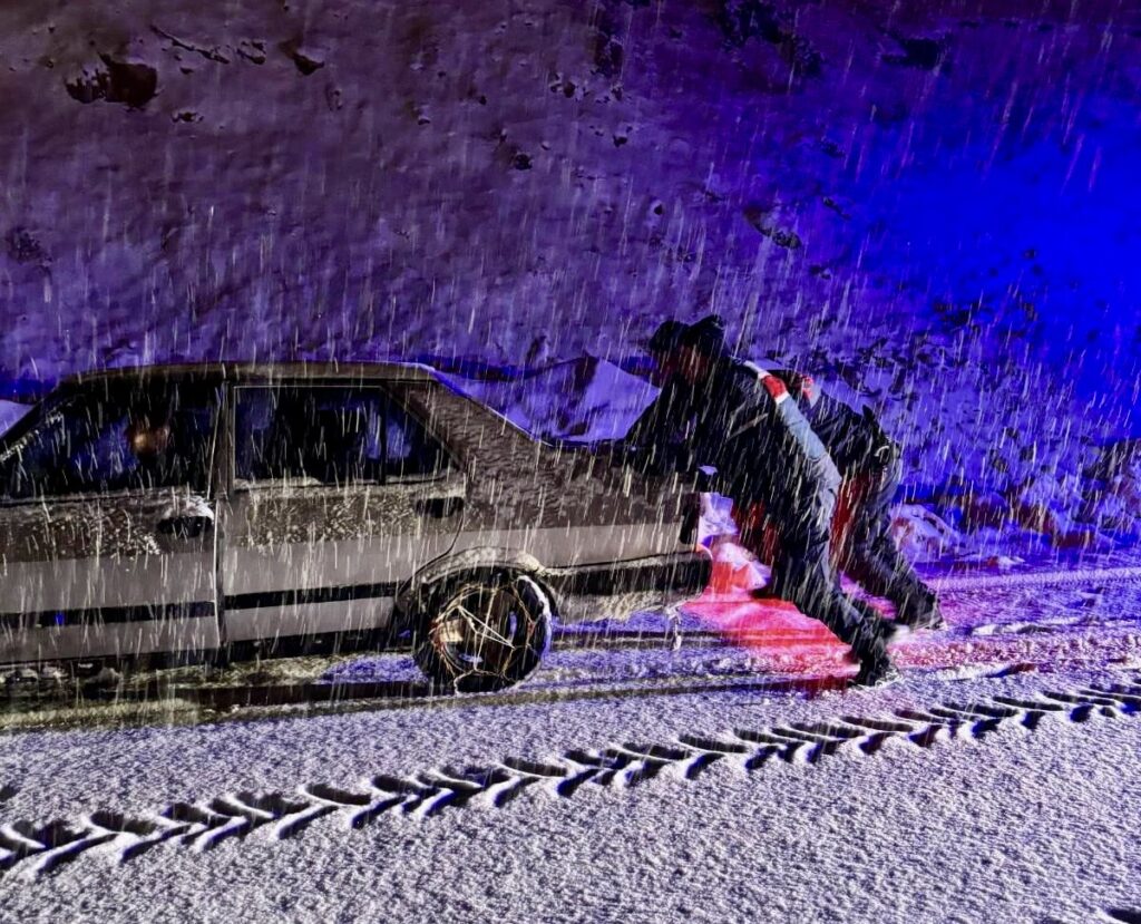 Doğanşehir’de jandarmadan karla mücadelede vatandaşlara destek