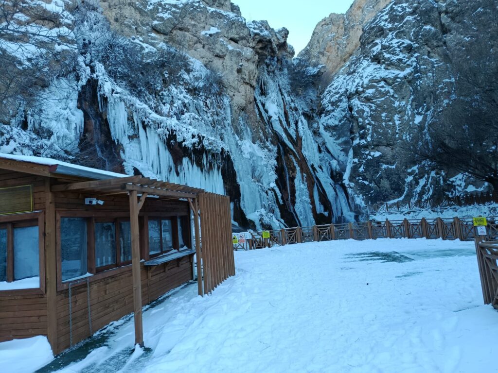 Günpınar Şelalesi Eksi 20’de Dondu, Dev Buz Sarkıtları Hayran Bıraktı
