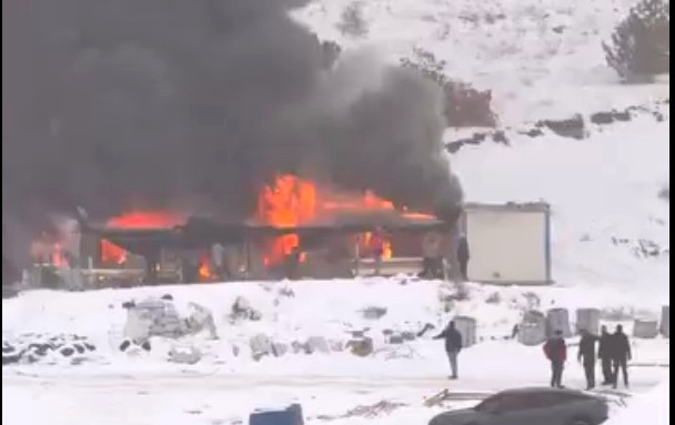 Malatya’da Bir Şantiyede Daha Yangın Paniği: Konteynerler Alevlere Teslim Oldu