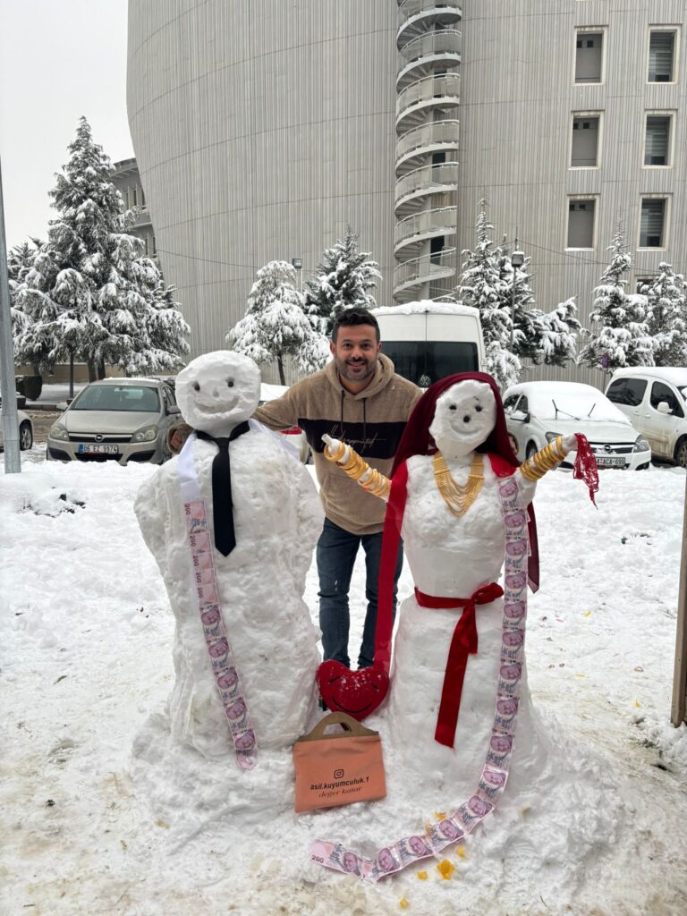 Malatya’da Esnaftan Kardan Düğün: Kardan Kadın Ve Erkek Evlendi