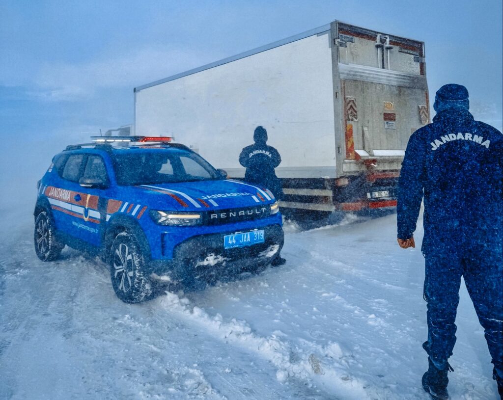 Malatya–Kayseri Karayolunda Çekici Ve Kamyonlara Kar Engeli