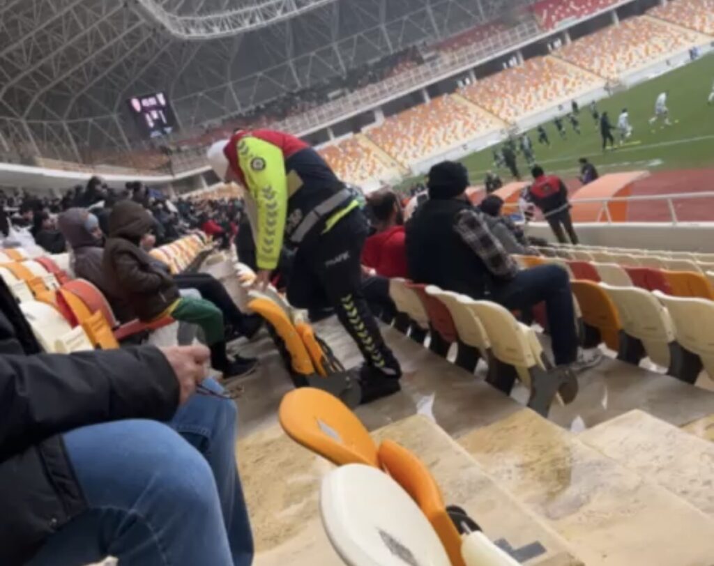 Tribünde Soğuk Havada Yürek Isıtan An