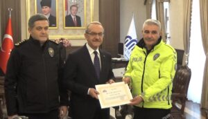 Tribünde Vicdan Kazandı: Üşüyen Çocuğa Çorabını Veren Polise Başarı Belgesi