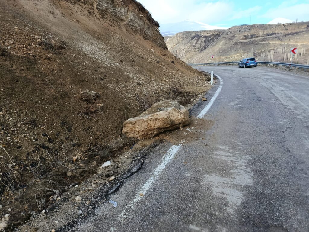 Darende–Elbistan Yolunda Heyelan Alarmı: Çatlaklar Ve Çökmeler Endişe Yarattı